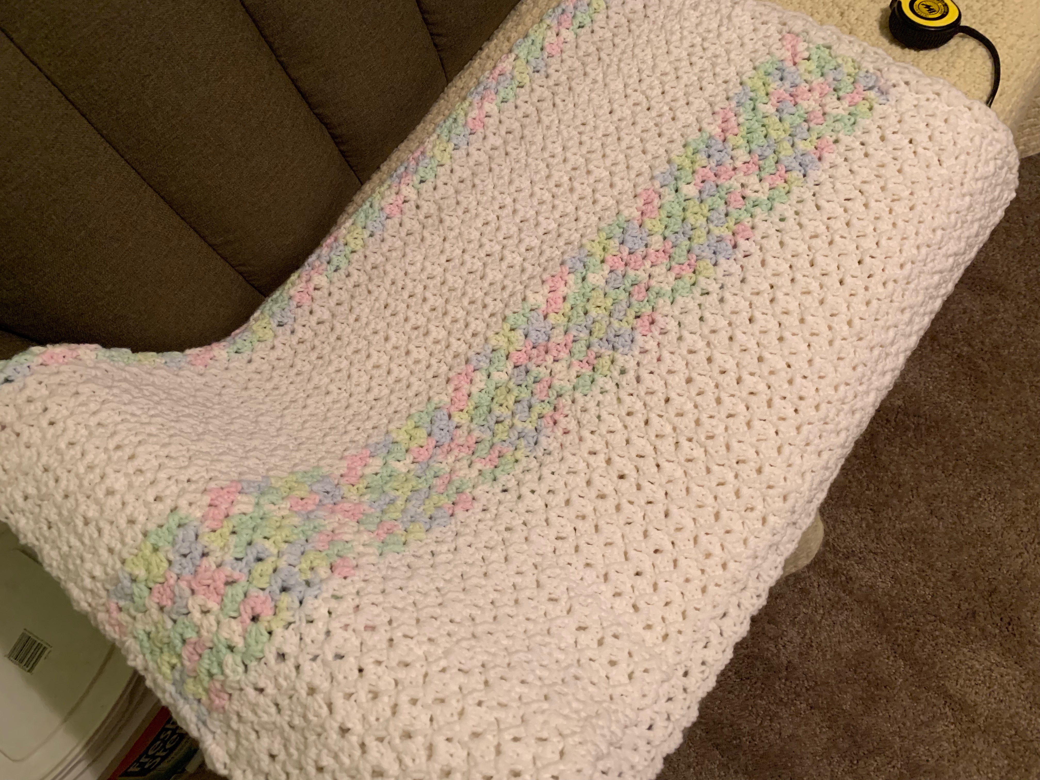 1983 Hand-Knit Pastel & White Afghan Throw (36\