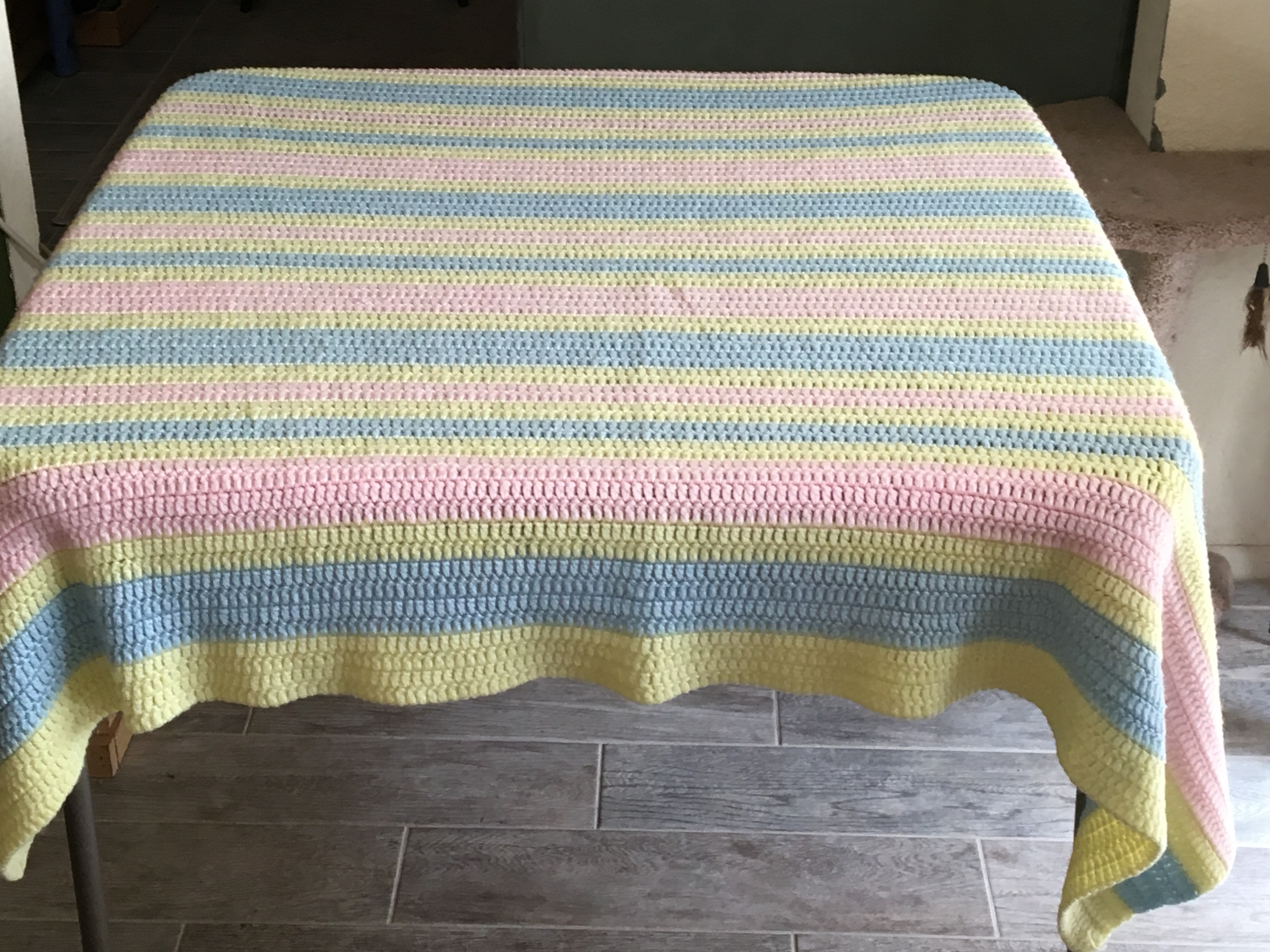 1984 Hand-Knit Pastel Afghan Throw (46\