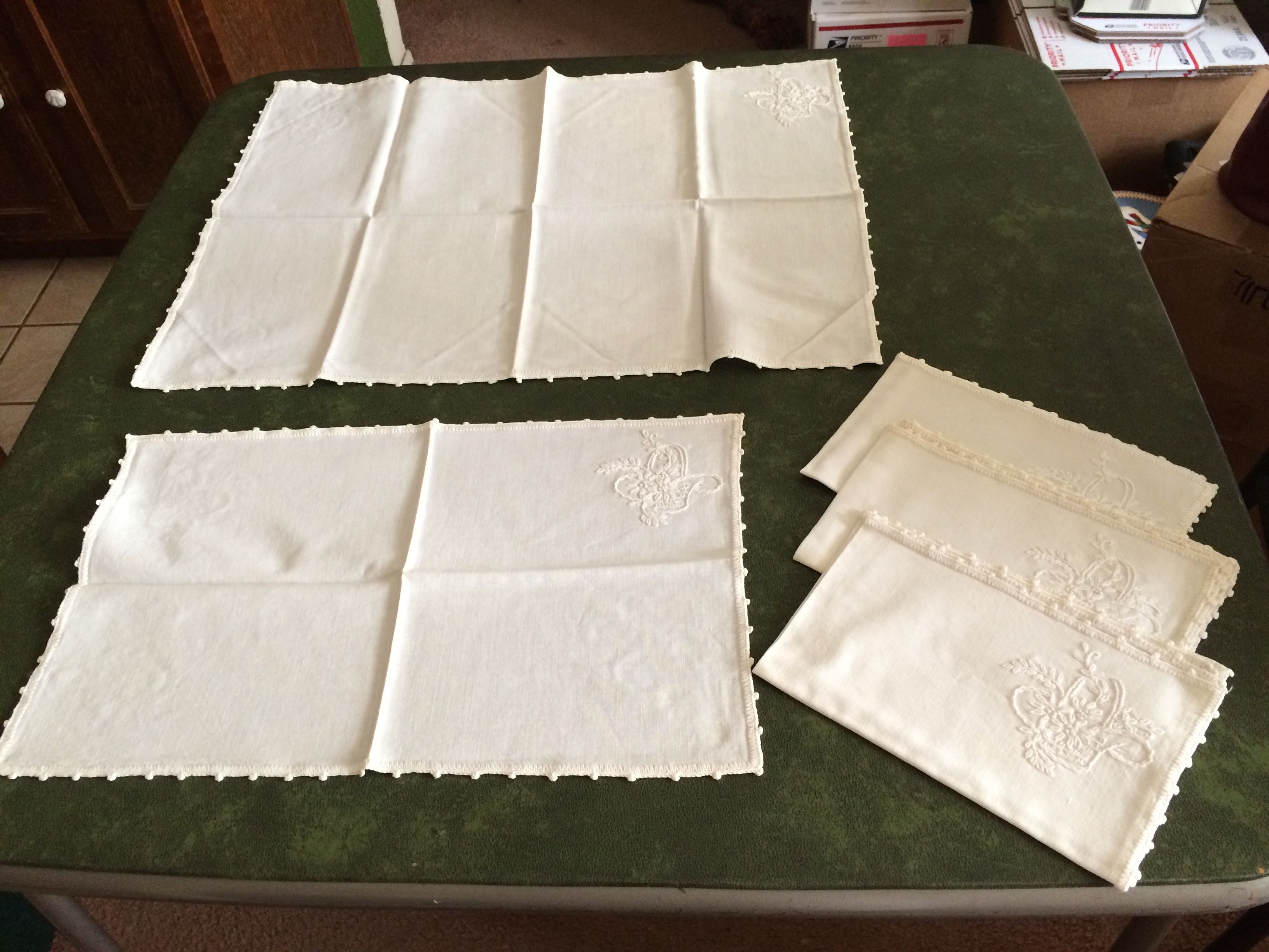 1940s Flower Basket Candlewick Embroidered Linen Table Center Cloth (Runner) & 4 Placemats