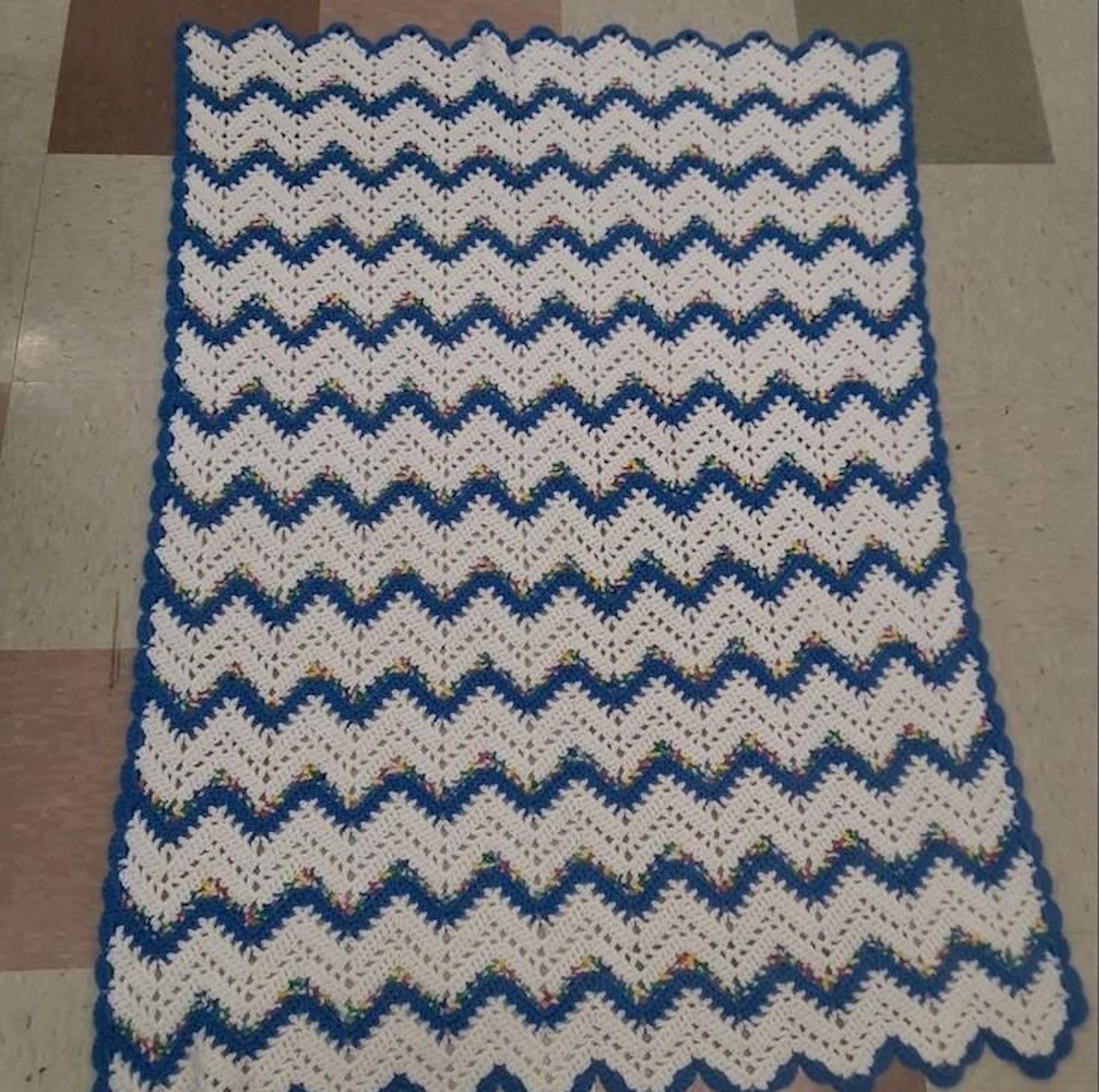 1988 Hand-Knit White, Blue & Yellow Zig-zag Afghan Throw (35\