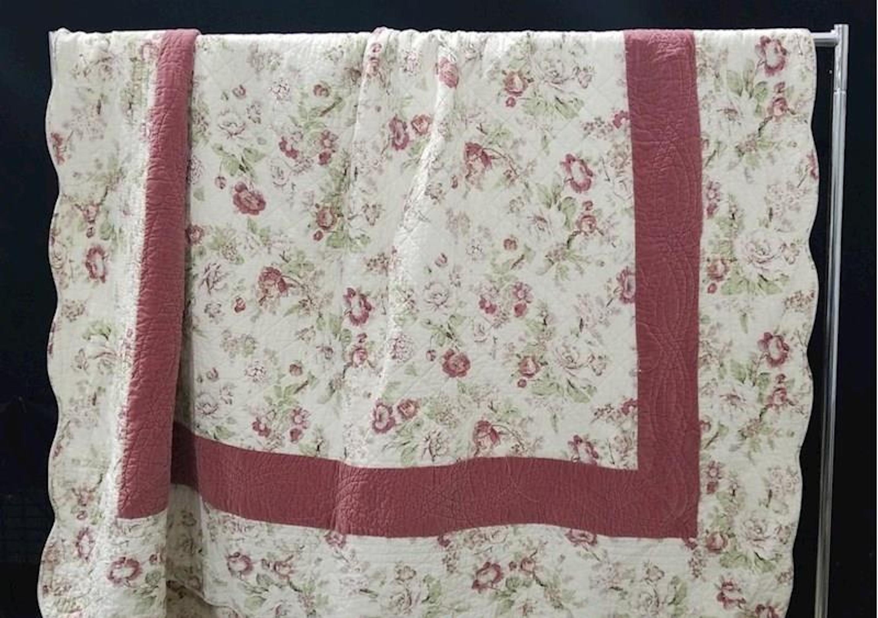 1993 Full or Double Machine-Stitched Pink Floral Roses Quilt (72\